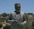 Τo άγαλμα του Ανδρέα Μπιρίκου στο χωριό Πίκρη